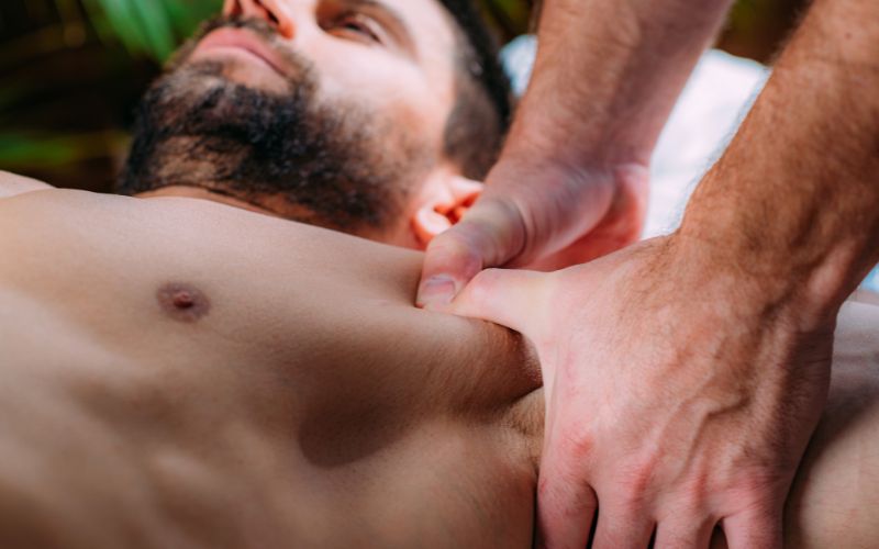 Hombre recibiendo masaje deportivo en Barcelona